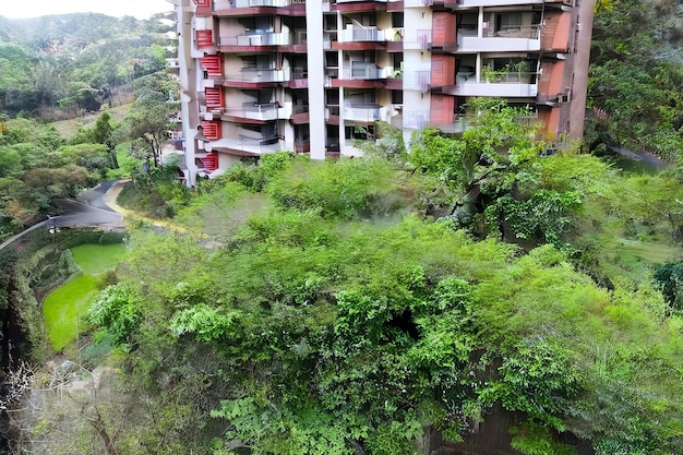 oasi urbana futuristica che mescola la natura Cityscape con edifici residenziali in mezzo al verde lussureggiante