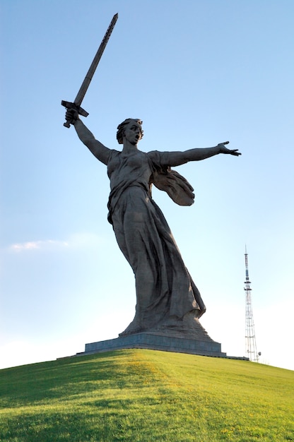 Obelisco commemorativo della seconda guerra mondiale sul tumulo Mamayev Kurgan Russia Volgograd