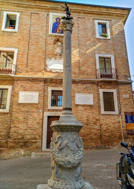 Obelisco di Urbino con statua in bronzo di San Crescentino