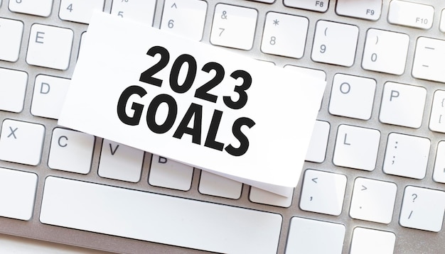 Obiettivi 2023 e tastiera bianca Concetto di motivazione