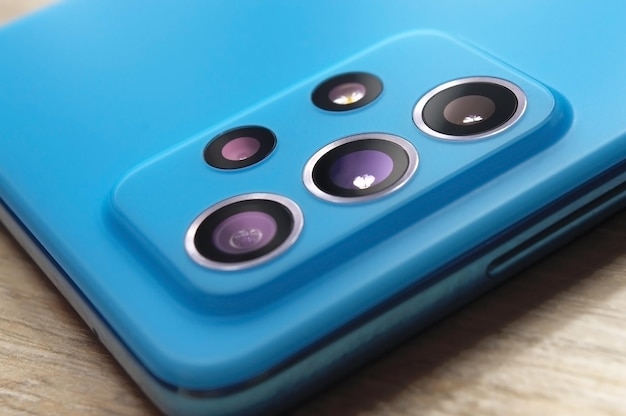 Obiettivi della fotocamera sulla cover posteriore del primo piano dello smartphone