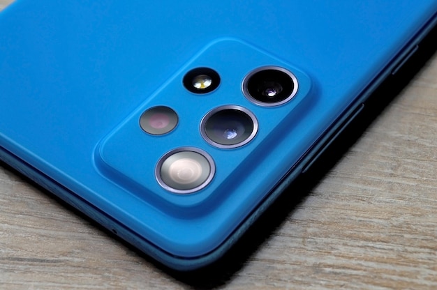 Obiettivi della fotocamera sulla cover posteriore del primo piano dello smartphone