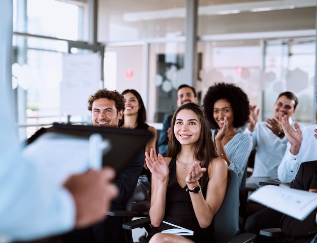 Obiettivi della presentazione Creare un impatto mentre si trasmette un messaggio Inquadratura di un gruppo di uomini d'affari che applaudono durante una conferenza