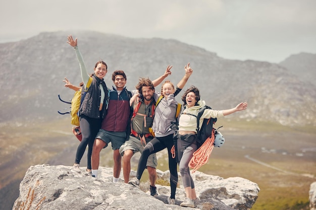 Obiettivi escursionistici montagne e amici ritratto per fitness avventura o benessere stile di vita Natura eco e salute persone o gruppi con felice motivazione per trekking zaino e viaggio in campagna