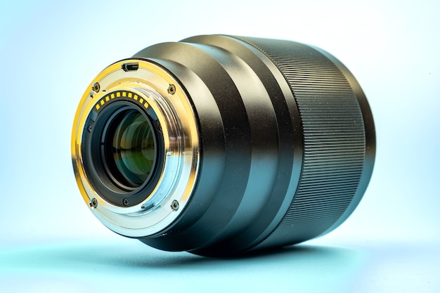 Obiettivo della fotocamera digitale ottica isolato su sfondo blu.