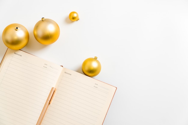 Obiettivo di vita di pianificazione della palla dorata di risoluzione del nuovo anno della scrittura del blocco note del fondo bianco 2019 2020