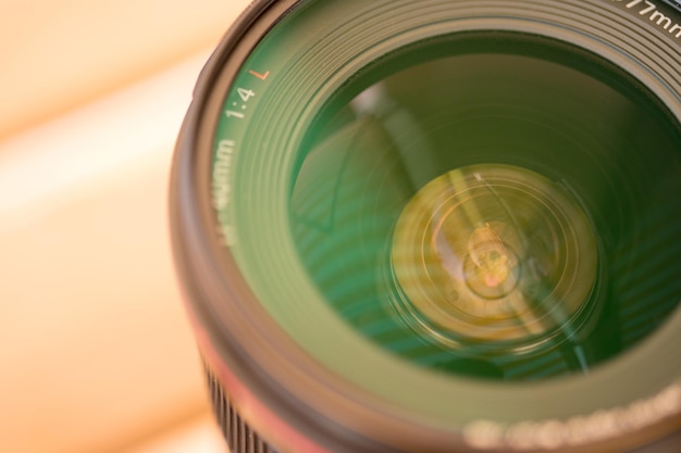 Obiettivo fotografico ottico professionale all'aperto Colori caldi sfondo sfocato