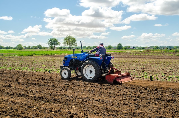 Oblast di Kherson Ucraina 28 maggio 2020 Un agricoltore sta coltivando un campo prima di ripiantare le piantine Milling del suolo schiacciamento e allentamento del terreno prima di tagliare le file Agricoltura e agribusiness