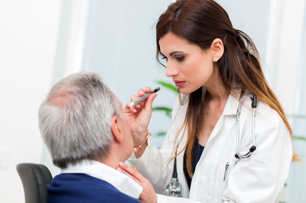 Occhi del dottore Examining Senior male Patient