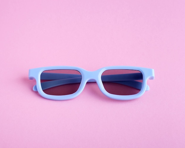 Occhiali 3D blu su sfondo rosa Vista dall'alto