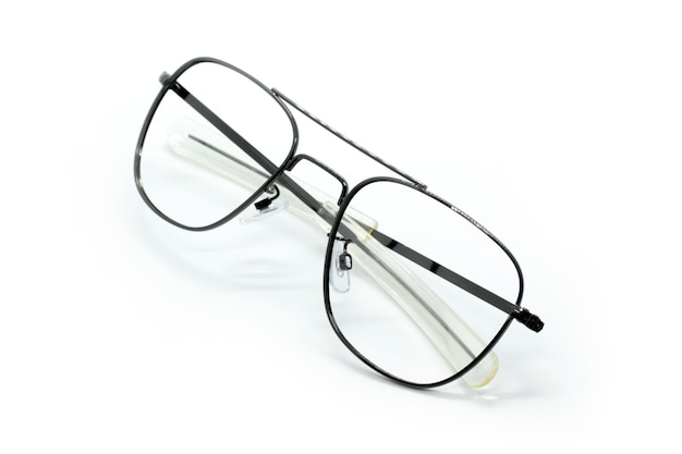 Occhiali alla moda moderni isolati su sfondo bianco, riflesso perfetto, occhiali