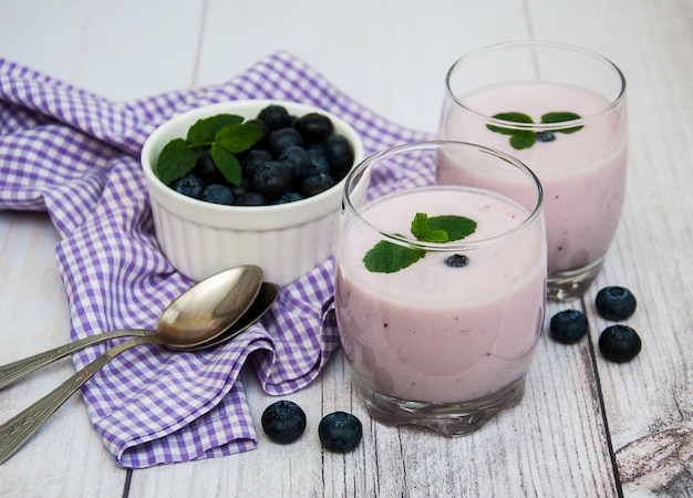 Occhiali con yogurt di mirtilli su un tavolo