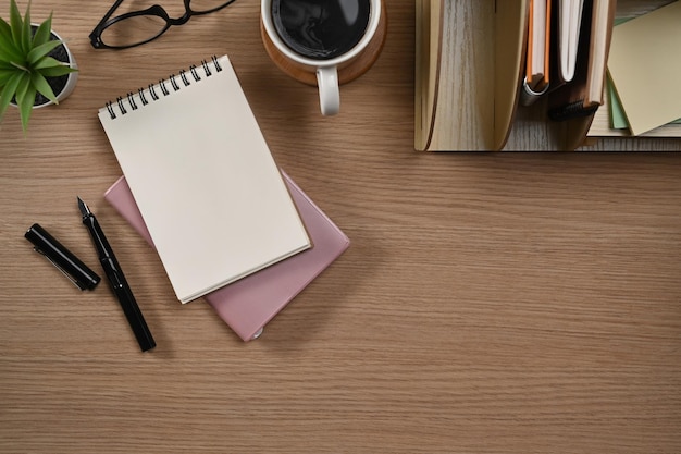 Occhiali da caffè per notebook e pianta d'appartamento su tavolo di legno Vista dall'alto