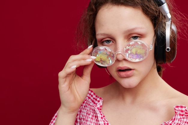 Occhiali da donna graziosi con diamante nella musica delle cuffie