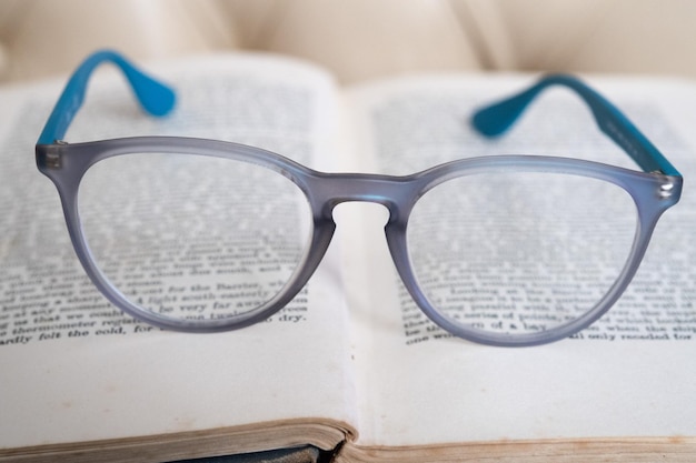 Occhiali da lettura blu chiaro isolati su un libro