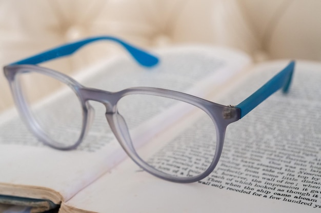 Occhiali da lettura blu chiaro isolati su un libro