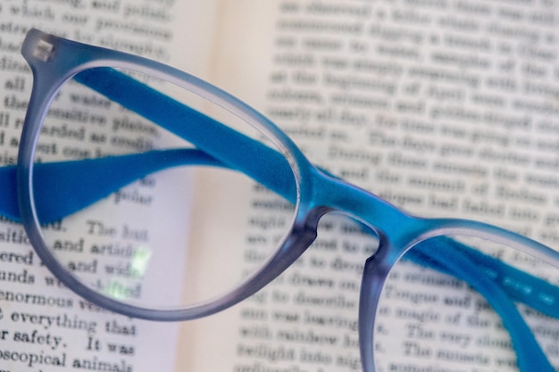 Occhiali da lettura blu chiaro isolati su un libro