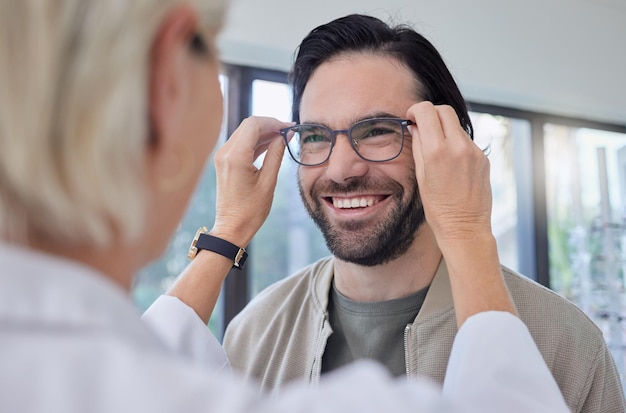 Occhiali da optometrista e uomo con sorriso in serbo per vista vista e montature da vista Occhiali da vista per clienti felici e lenti da vista per consulenza sui test per la cura degli occhi o servizi di vendita al dettaglio