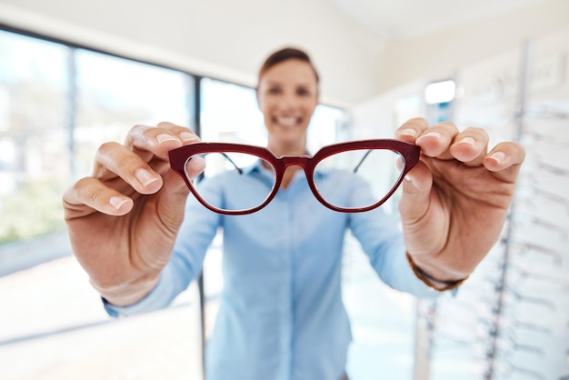 Occhiali da ritratto e donna con problemi di vista che provano un nuovo paio presso l'ottico optometrista Occhiali da vista e clienti che acquistano occhiali per la salute degli occhi presso un negozio al dettaglio o un centro commerciale