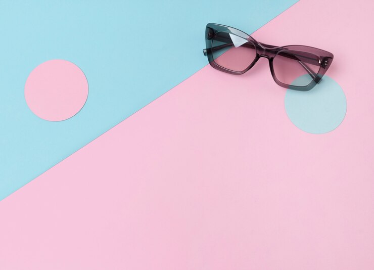 Foto occhiali da sole alla moda sul tavolo creativo rosa e blu alla moda