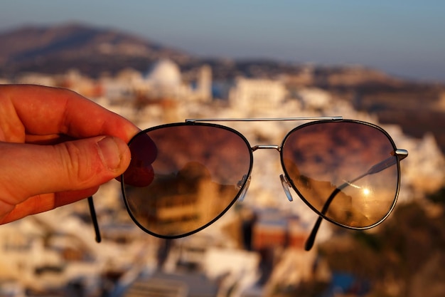 Occhiali da sole da aviatore in vacanza Città turistica su sfondo sfocato