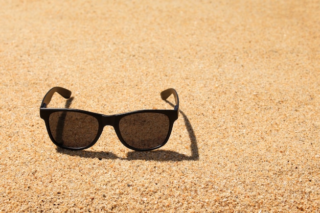 Occhiali da sole neri sulla spiaggia