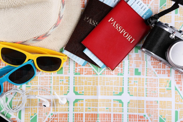 Occhiali da sole passaporto e mappa da vicino Preparazione per il concetto di viaggio