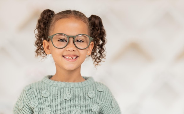 Occhiali da vista per bambina o viso in oftalmologo optometrista o clinica per esami oculistici per il benessere o il supporto sanitario degli occhi Sorriso ritratto o bambino felice e prescrizione di optometria o lente di moda