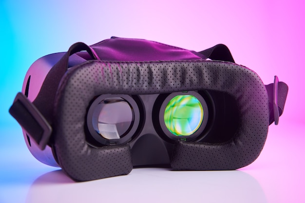 Occhiali per realtà virtuale sullo sfondo colorato. Tecnologia futura, concetto di VR