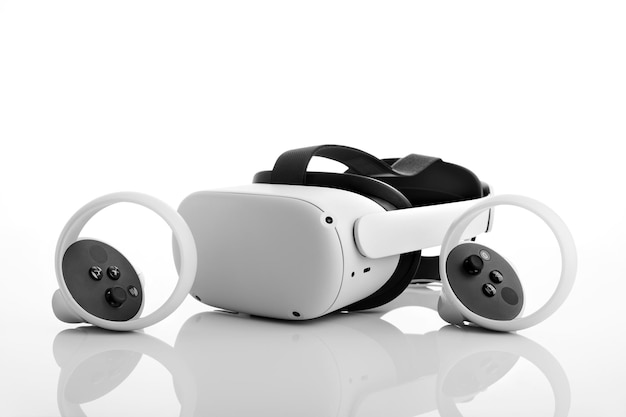 Occhiali per realtà virtuale VR Box isolati su sfondo bianco