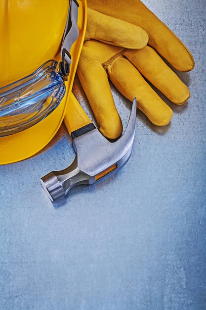 Occhiali protettivi costruzione casco guanti in pelle martello da carpentiere concetto di costruzione