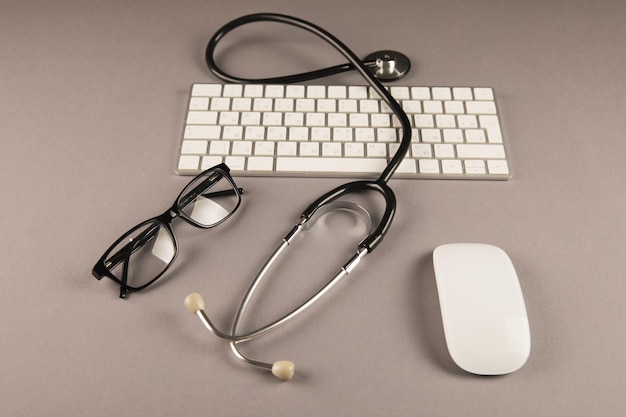 Occhiali stetoscopio e tastiera sul desktop
