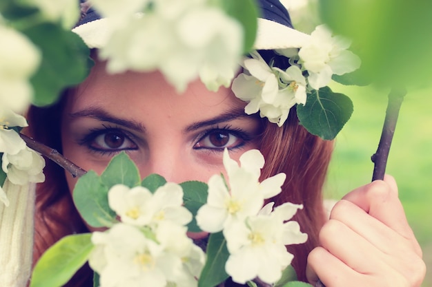 Occhio di ragazza nel fiore dell'albero del ramo