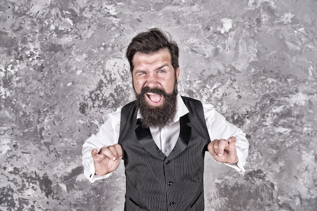 Occhiolino amichevole. Occhio di strizzatina d'occhio dell'uomo caucasico sulla parete astratta. Gli hipster caucasici si divertono con la danza ebraica. Uomo barbuto con i capelli lunghi della barba sul viso caucasico. Ragazzo europeo caucasico o ebreo, filtro vintage.