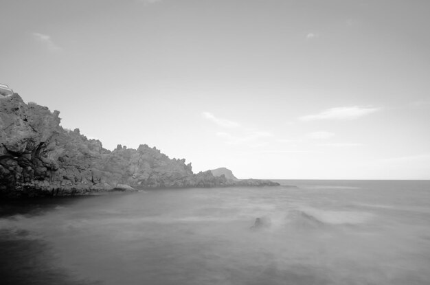 Oceano a infrarossi in bianco e nero