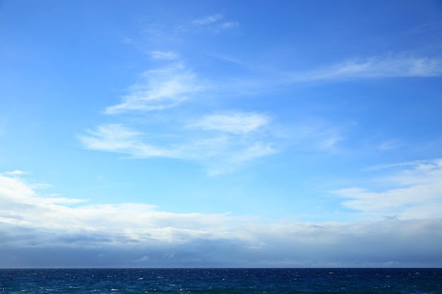 Oceano Atlantico - bellissimo orizzonte marino e cielo blu. Può essere usato come sfondo