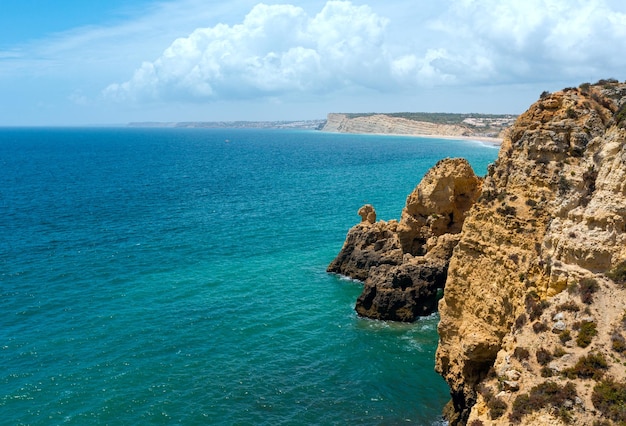 Oceano Atlantico estate costa rocciosa vista (Ponta da Piedade, Lagos, Algarve, Portogallo).