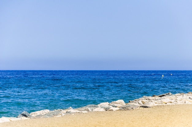 Oceano blu in spiaggia