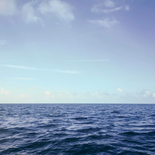 Oceano blu, superficie dell'acqua e cielo blu