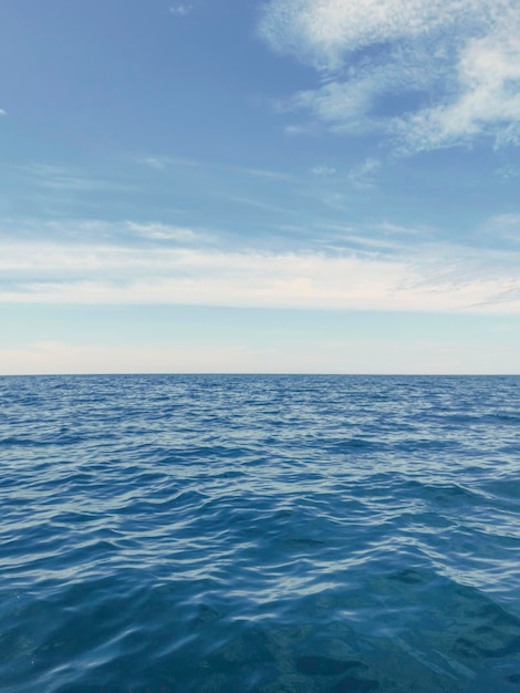 Oceano blu, superficie dell'acqua e cielo blu