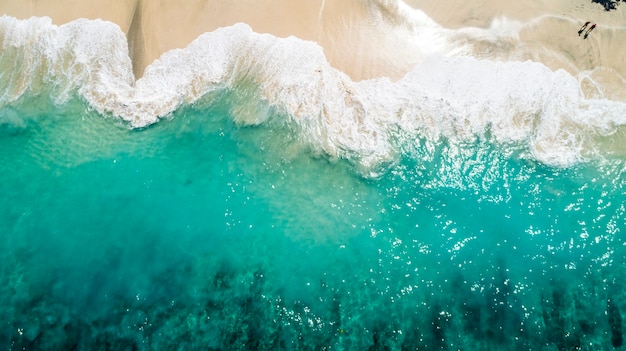 Oceano con belle onde e spiaggia gialla.