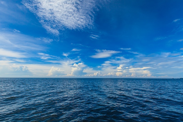 Oceano e cielo blu