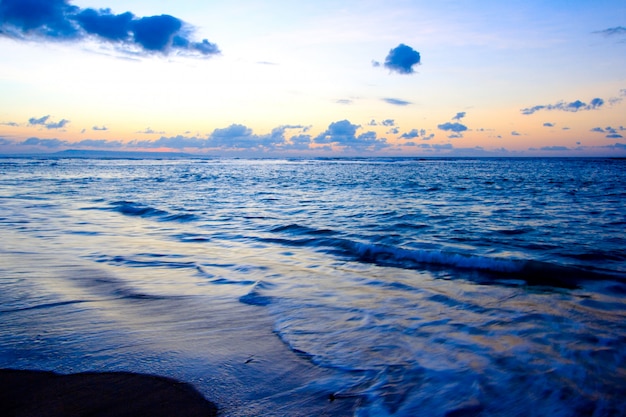 Oceano e spiaggia calmi su alba tropicale