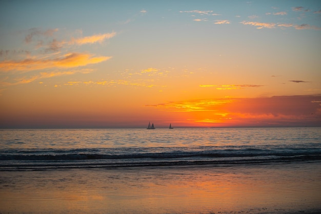 Oceano mare spiaggia tropicale con tramonto o alba per viaggi estivi vista sul mare oceano