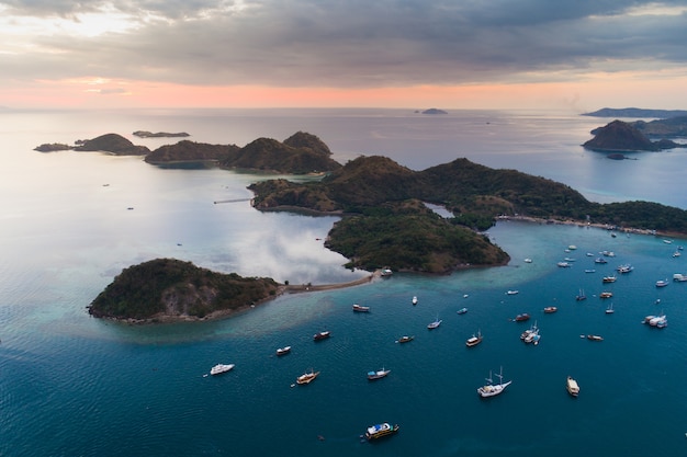 Oceano oceanico con molte barche e montagne situate in Indonesia.