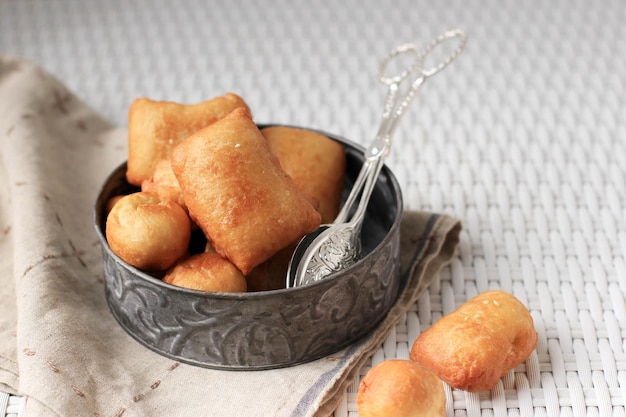 Odading Beignet Pane fritto indonesiano con semi di sesamo su sfondo di legno Close Up