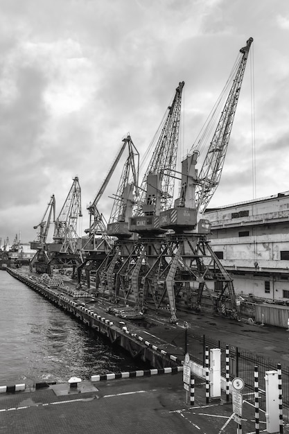 Odessa, Ucraina - 10 settembre 2018: Porto commerciale industriale marino. Zona industriale del porto marittimo di Odessa. Gru per container. Terminale per container del porto industriale del trasporto marittimo.