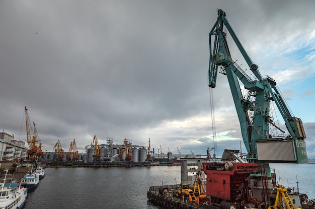 Odessa, Ucraina - 10 settembre 2018: Porto commerciale industriale marino. Zona industriale del porto marittimo di Odessa. Gru per container. Terminale per container del porto industriale del trasporto marittimo.