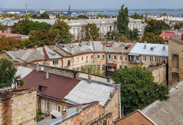 Odessa, Ucraina - 9 settembre 2018: Vista aerea dei tetti e dei vecchi cortili di Odessa. Veduta di Odessa dal tetto. Edifici della città vecchia