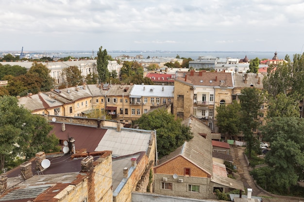 Odessa, Ucraina - 9 settembre 2018: Vista aerea dei tetti e dei vecchi cortili di Odessa. Veduta di Odessa dal tetto. Edifici della città vecchia